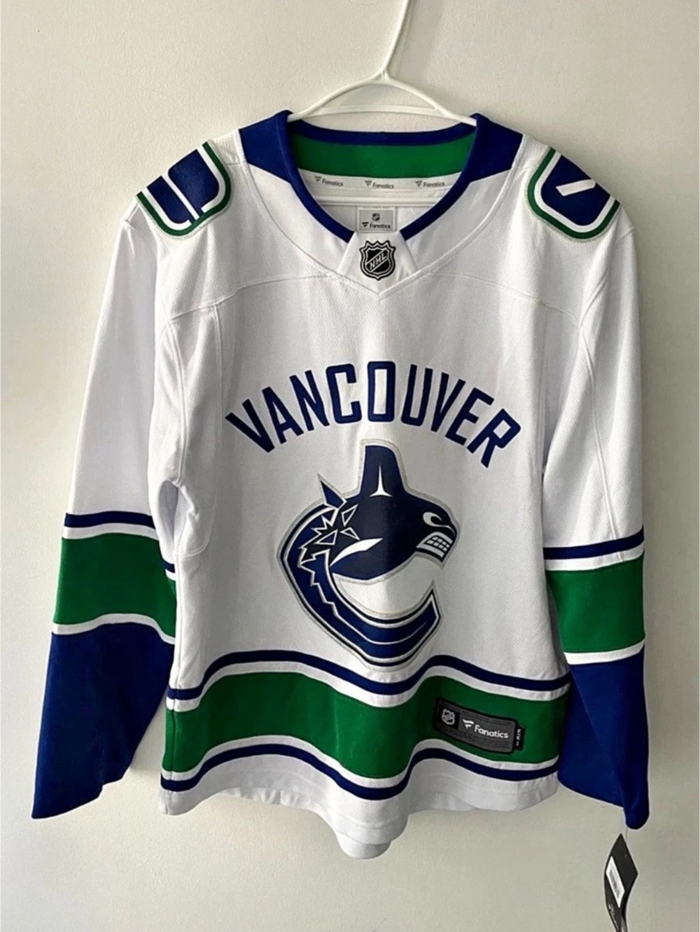Vancouver Canucks Fanatics Men's Breakaway Jersey Size M NEW